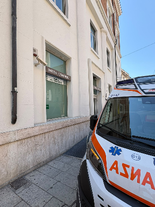 Ancona - Armato di coltello entra in banca poi fugge con l’ostaggio, arrestato